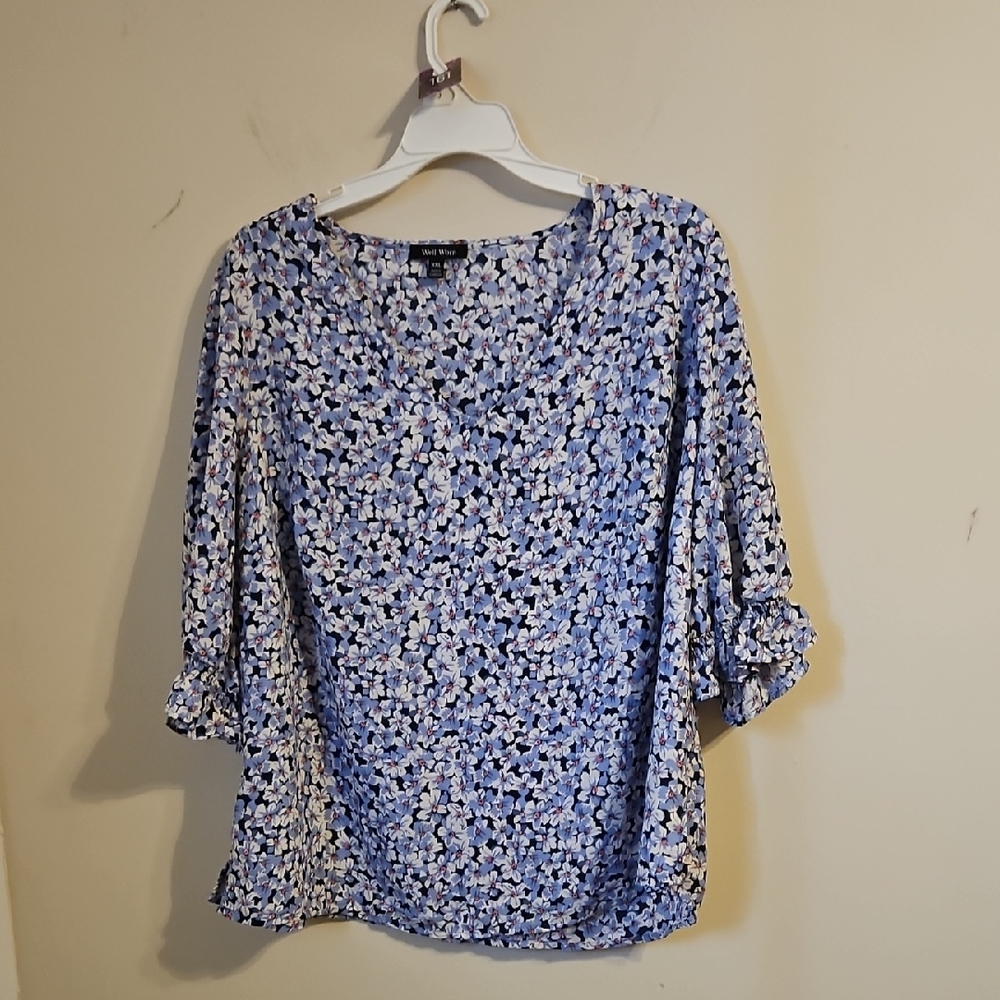 Well Worn Blue Floral V Neck Ruffle Sleevw Blouse. In EUC